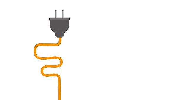 Schwarzer Stromstecker an einem gewundenen organge-farbenenen Kabel. 