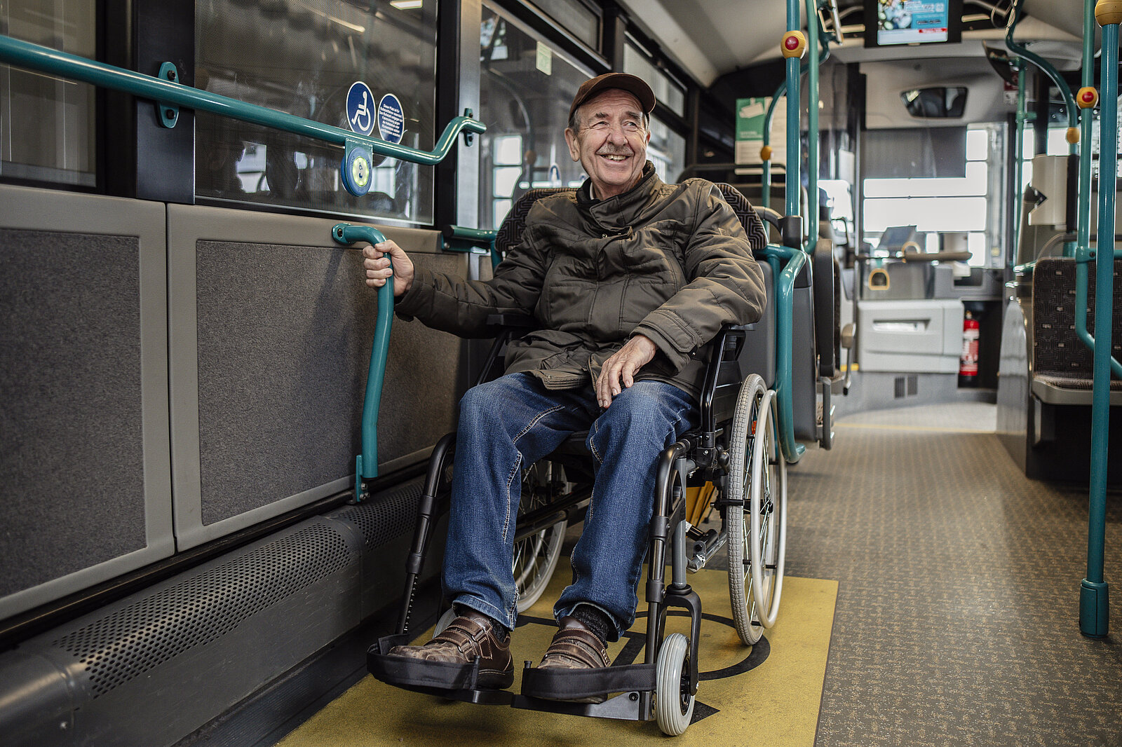 Ein Rollstuhlfahrer im Bus