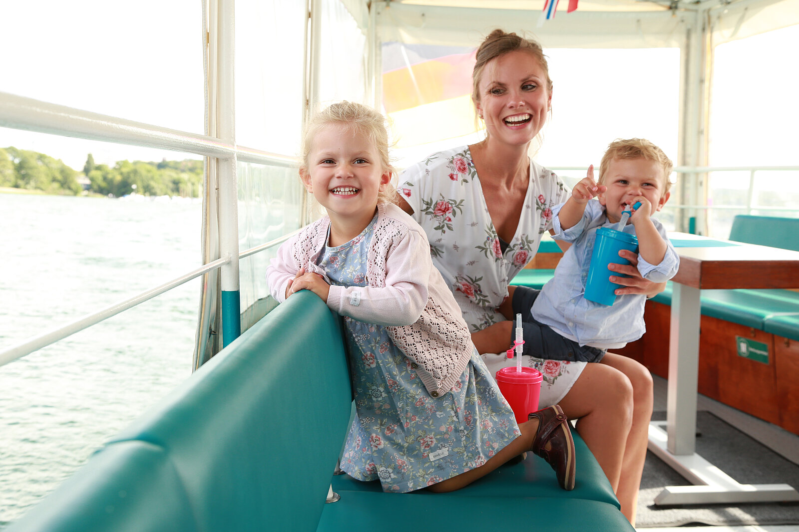 Mutter mit zwei Kindern an Bord 