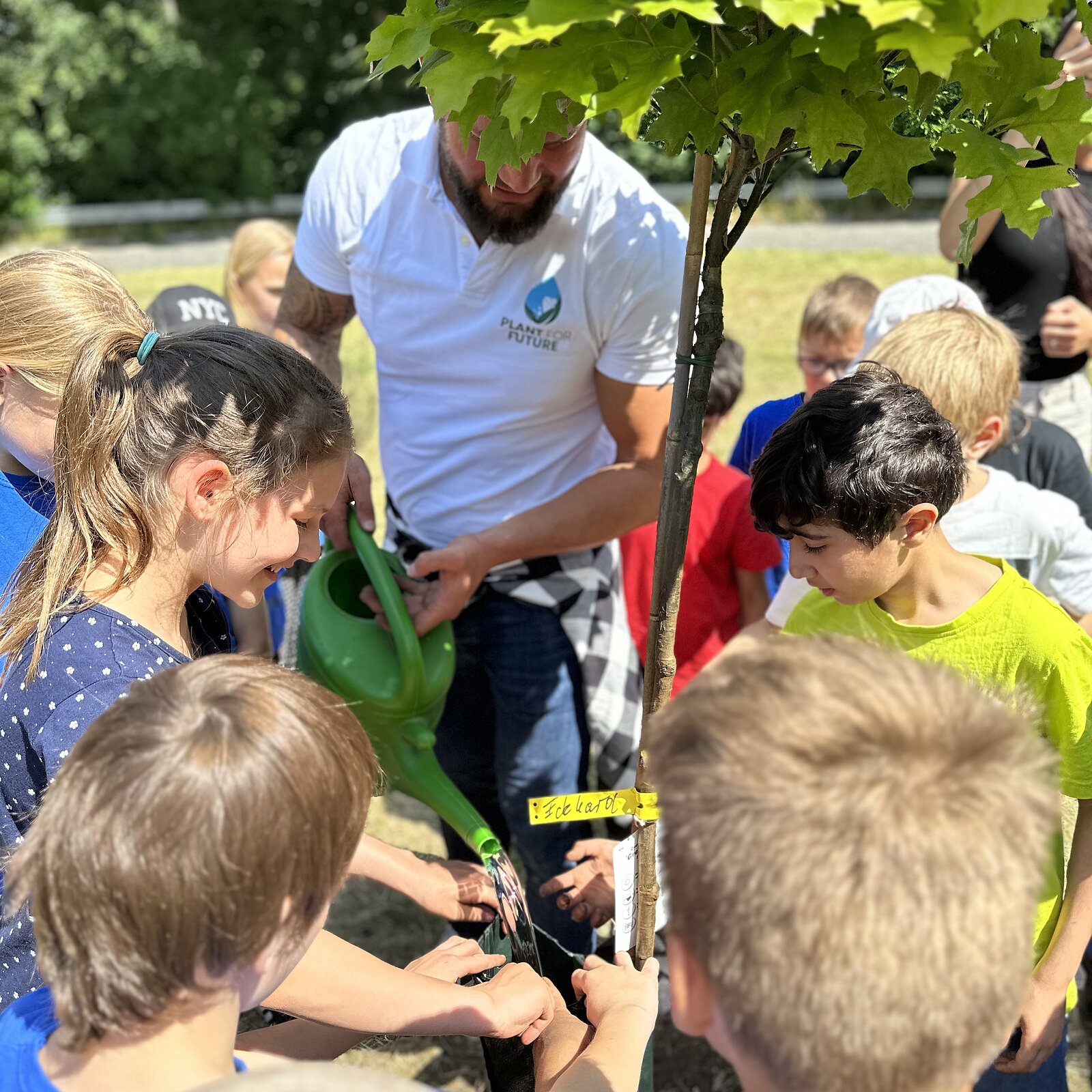 Kinder pflanzen einen Baum