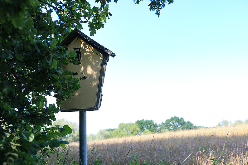 Schild "Naturschutzgebiet" mit Symbol-Eule