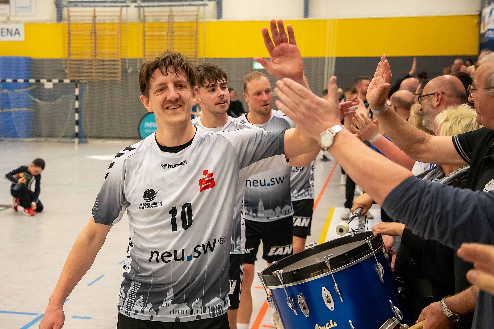 Abklatsch beim Handballspiel