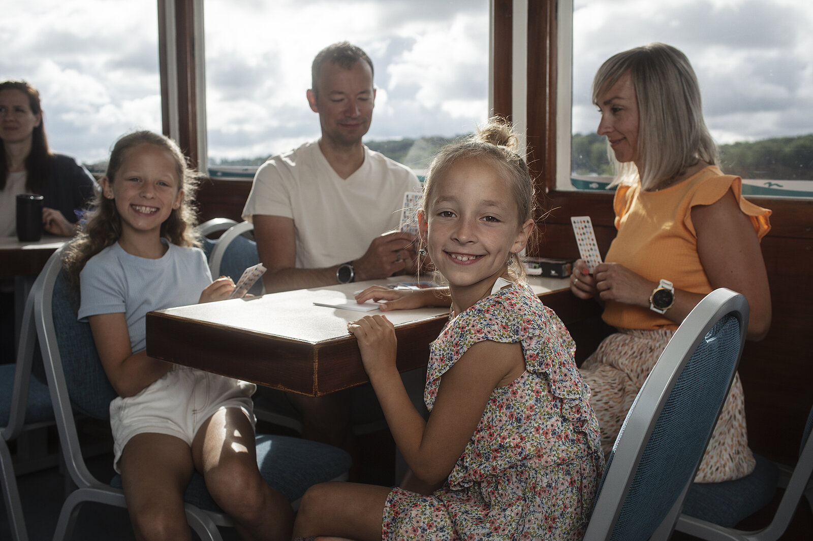 Eine Familie spielt Karten an Bord 