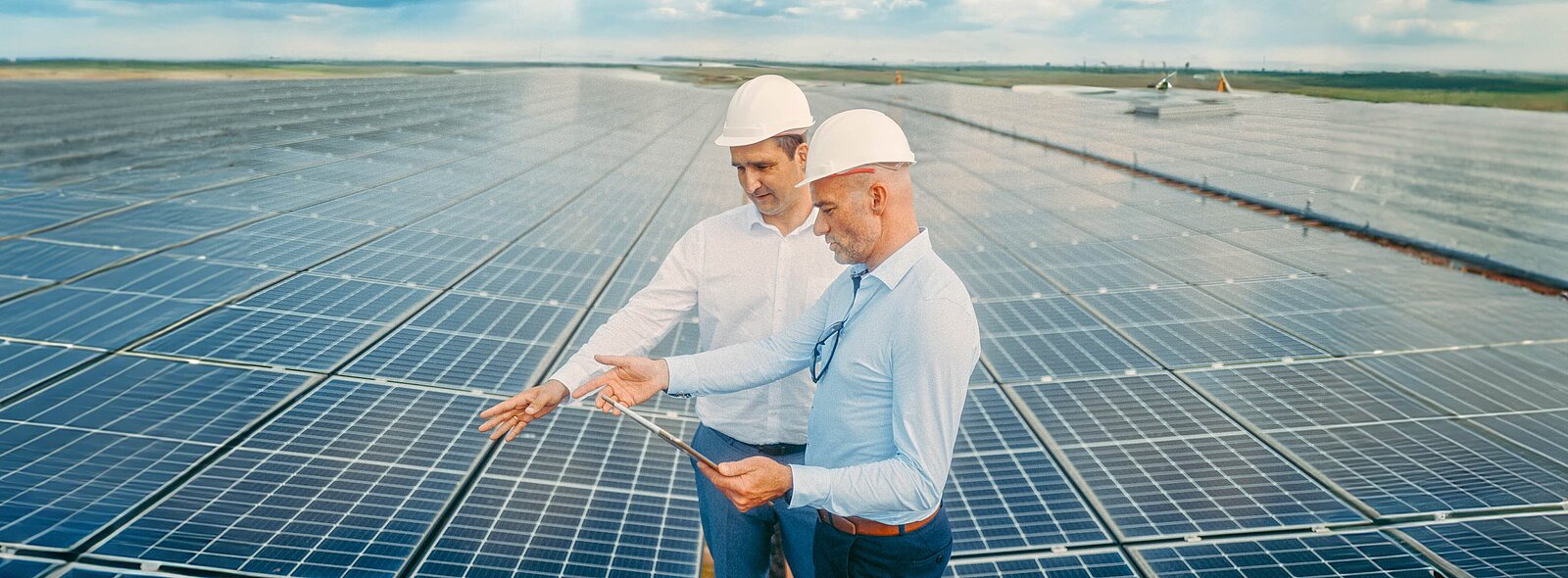 Zwei Mitarbeiter von neu.sw begutachten eine Solaranlage