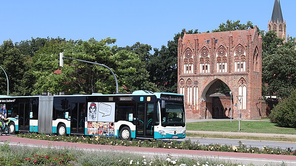 neu.sw Stadtbus fährt auf dem Neubrandenburger Ring