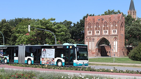 neu.sw Stadtbus fährt auf dem Neubrandenburger Ring