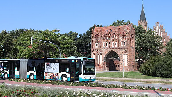 Stadtbus fährt am Treptower Tor in Neubrandenburg vorbei. vorbei.