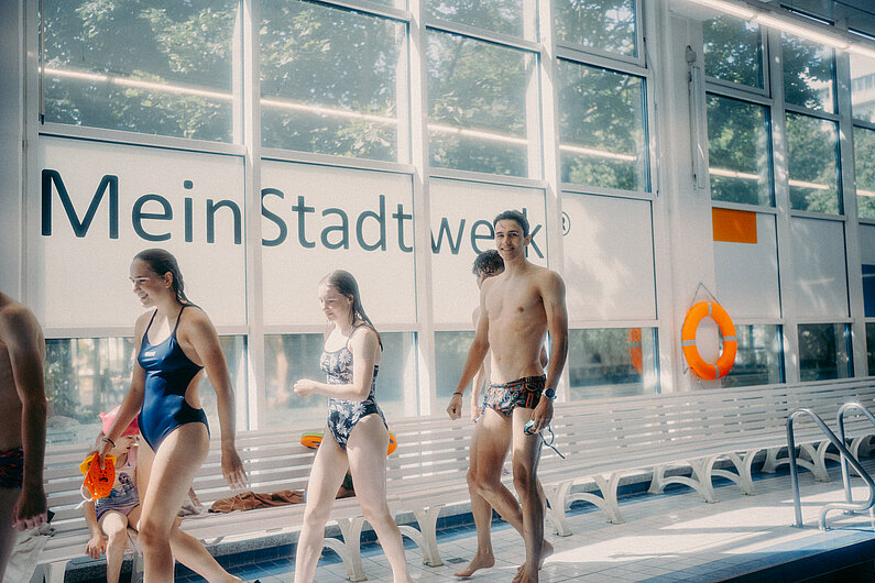 Heranwachsende in der Neubrandenburger Schwimmhalle