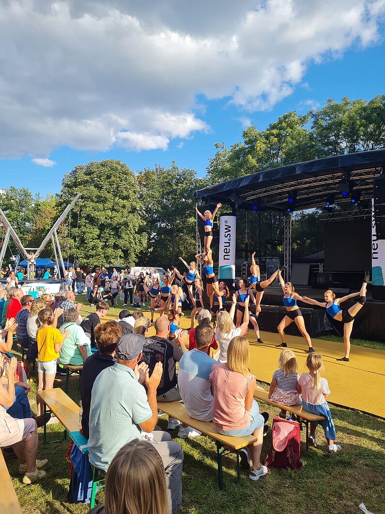 Kinder tanzen auf der neu.sw Bühne beim Vier-Tore-Fest