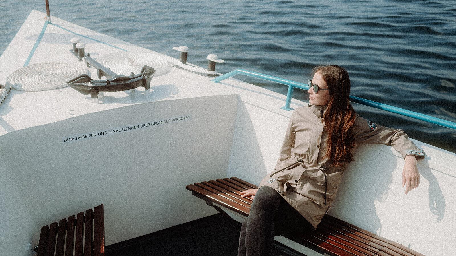 Eine Frau am Board des Linienschiffes