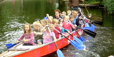 Kinder im Drachenboot